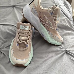 NWOT Brooks Caldera Women's Trail Shoes - Mint, Beige & Lavender